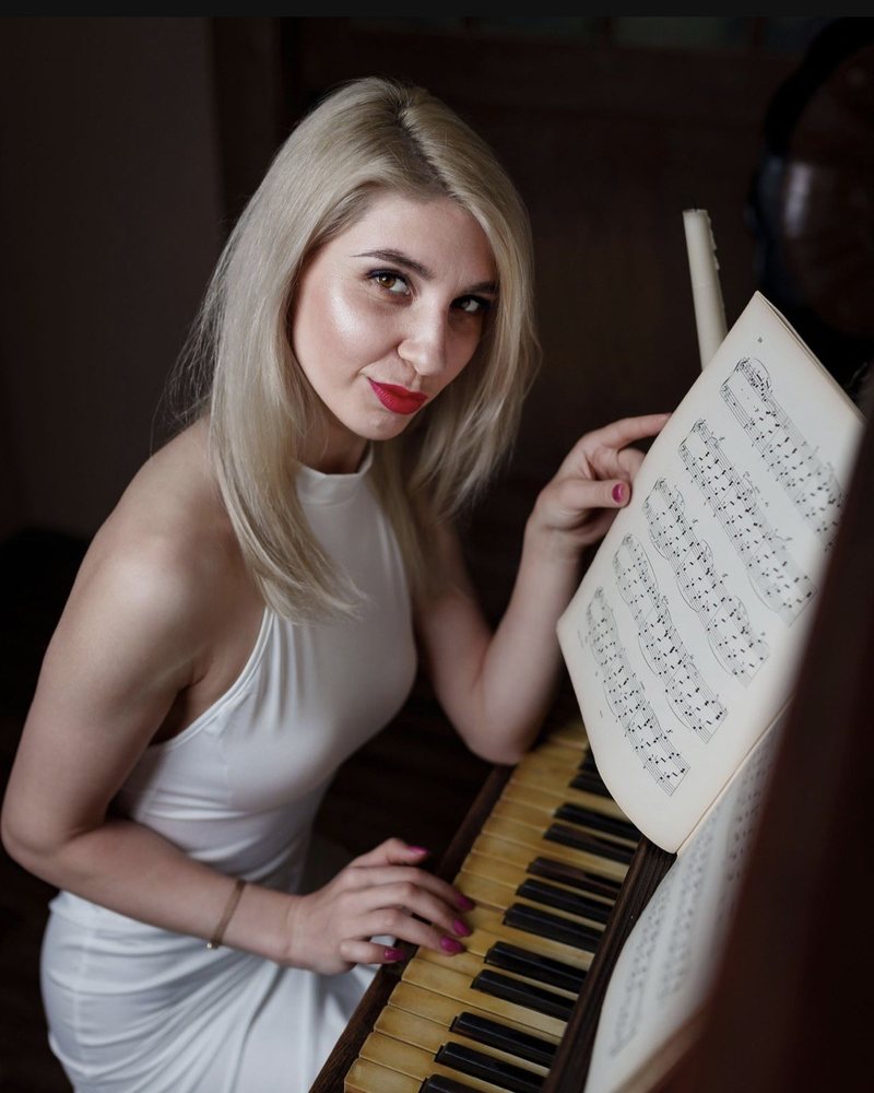 Dariia am Klavier