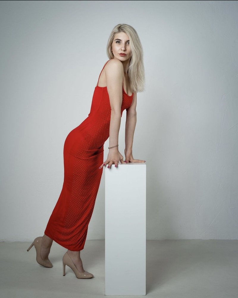 Dariia im roten Kleid